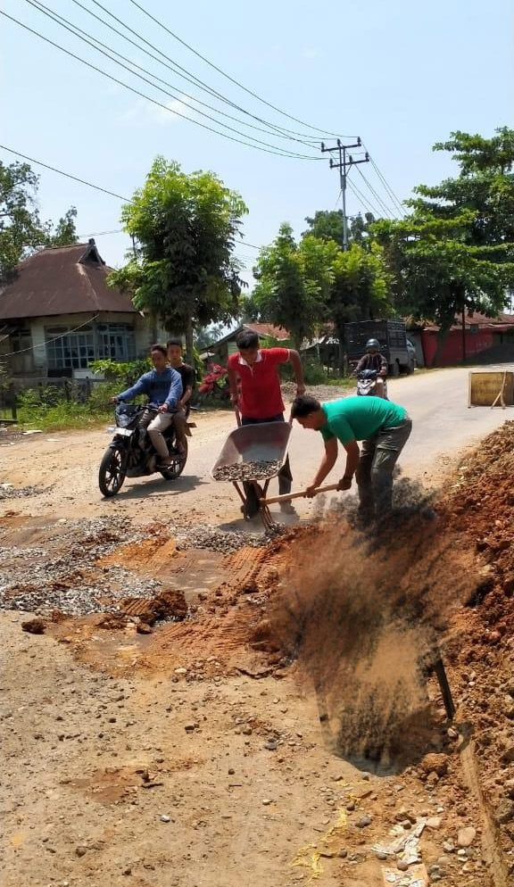 Pengerjaan Jalan Provinsi Lamban, Pemuda Pasar Benai Goro Timbun Jalan